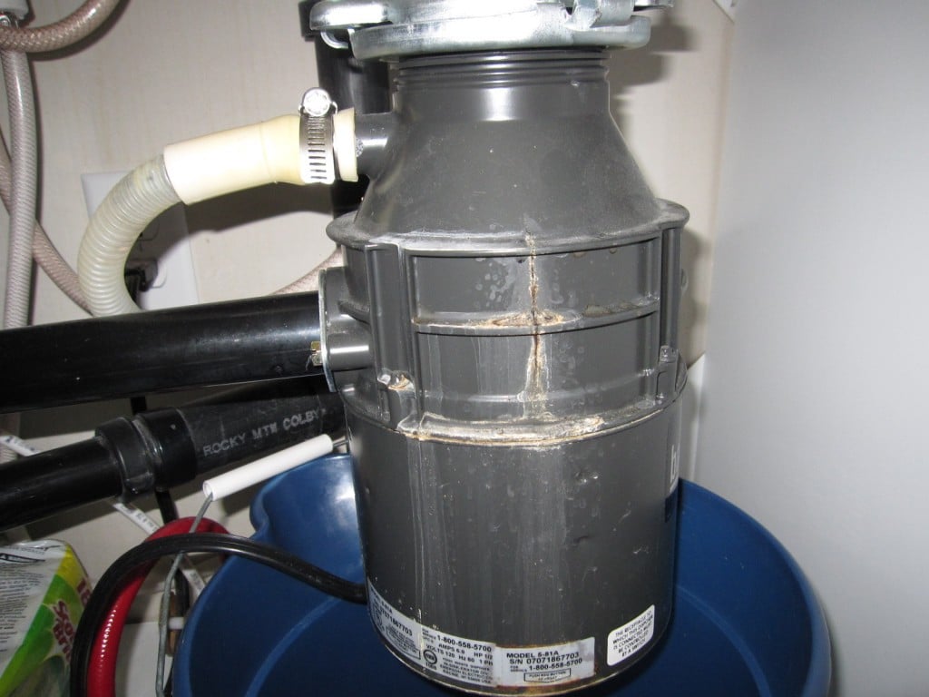 Garbage disposal with cracked casing